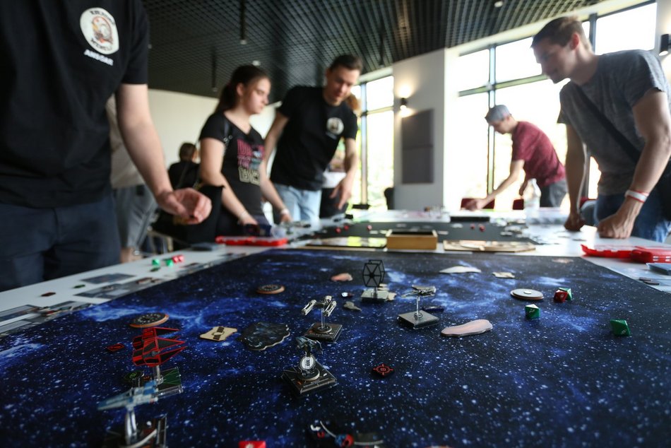 ludzie grają w grę planszową