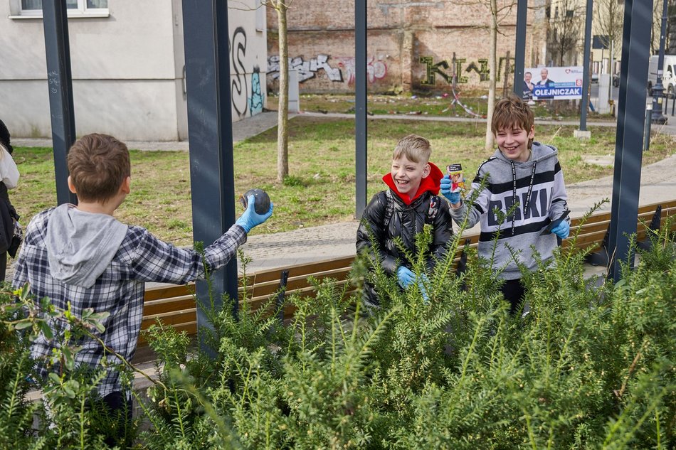 Uczniowie Szkoły Podstawowej nr 70 sprzątają Łódź