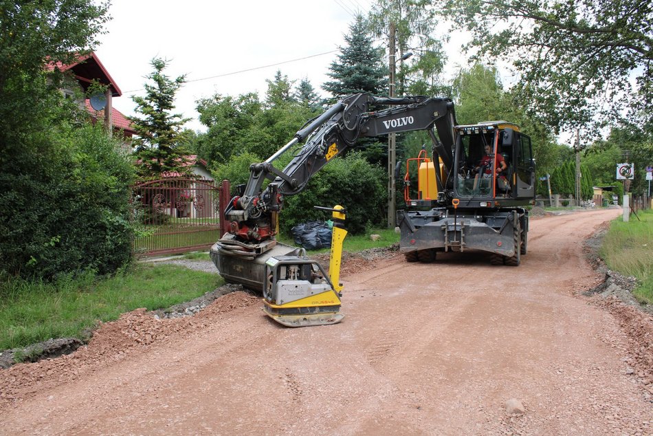 Łódź. Remont Bałtyckiej w Łodzi rozpoczęty. Betonowe płyty zastąpią drogę gruntową