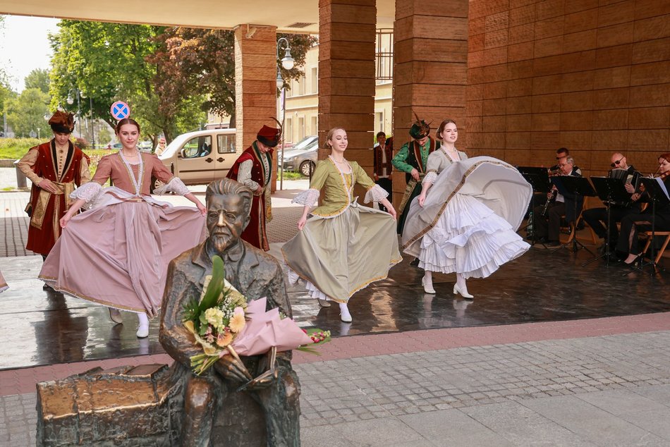 Łódź. Łodzianie uczcili je tańcem przy pomniku pisarza