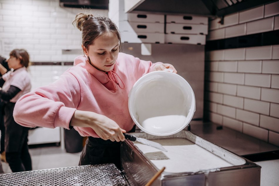 Łódź. Tłusty czwartek w Łodzi od kulis. Tak smaży się 5 tys. pączków w Gorącej Pączkarni!