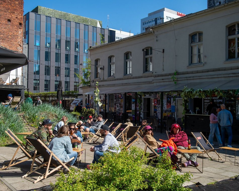 Łódź. Tłumy łodzian w ogródkach na Piotrkowskiej. Tam już czuć majówkę! [ZDJĘCIA]