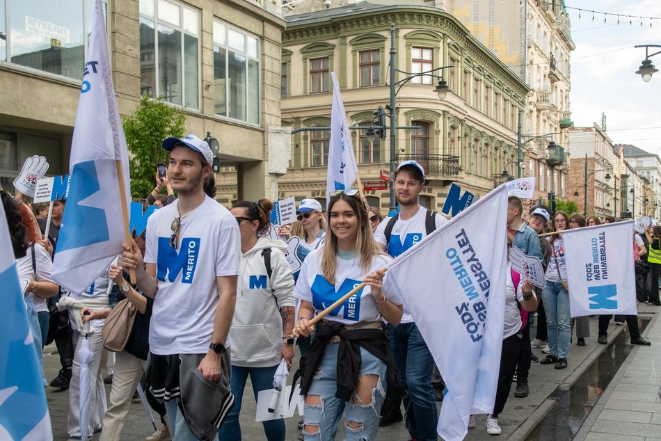 Łódź. Juwenalia 2025 w Łodzi. Kolorowy pochód studentów przeszedł Piotrkowską!