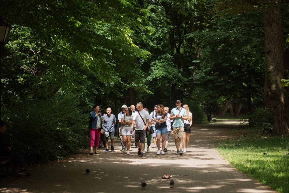 Łódź. Spacerowicze na Księżym Młynie i w Parku Źródliska w Łodzi. Recepta na udany weekend