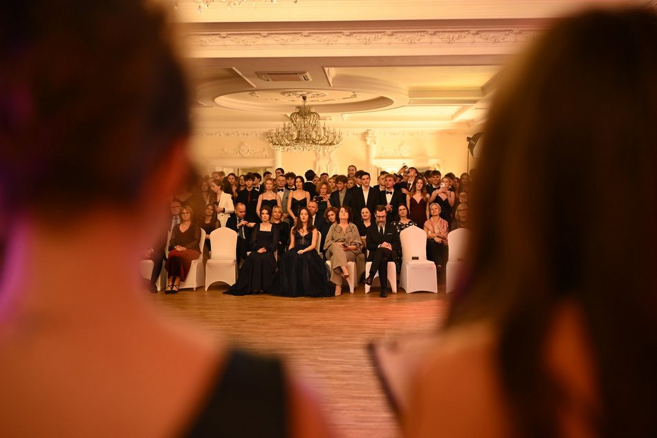 Studniówka III LO w Łodzi. Szyk i elegancja w Białym Pałacu