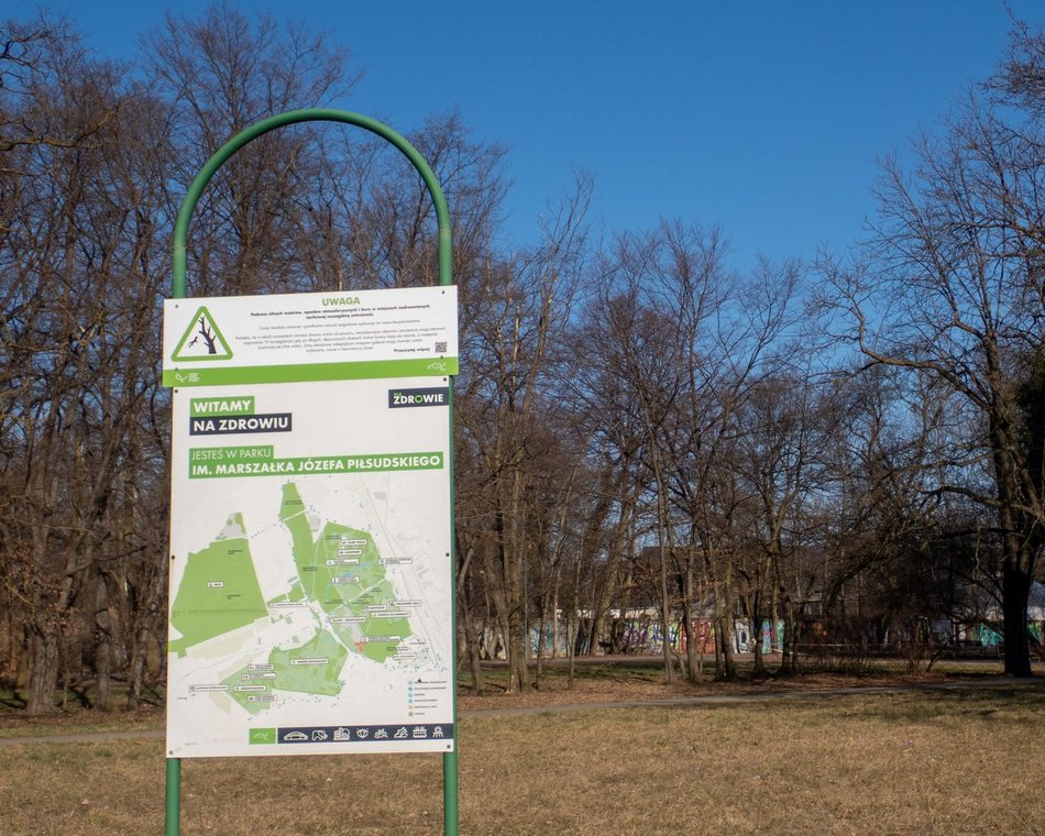 Łódź. Parki w Łodzi coraz bezpieczniejsze. Specjalne tablice ostrzegą przed niebezpieczną pogodą