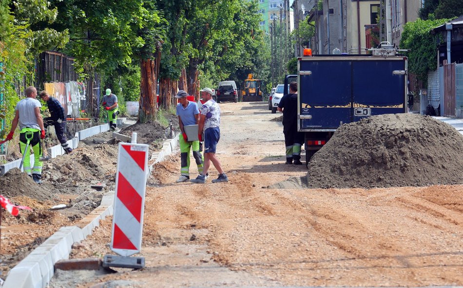 Łódź. Remonty dróg na Chojnach w Łodzi. Postępy prac na Tuszyńskiej, Dachowej i Trębackiej