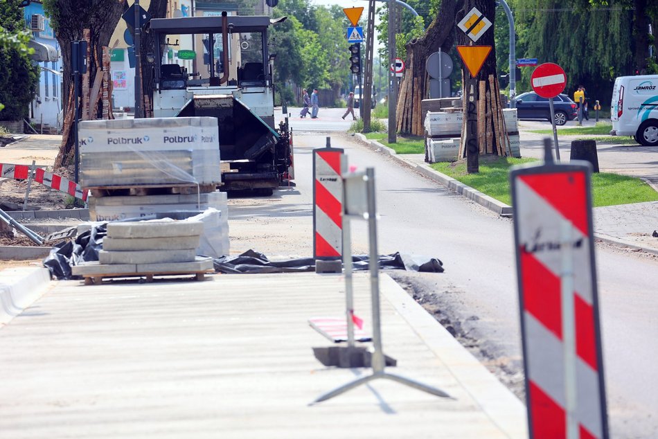 Łódź. Remonty dróg na Chojnach w Łodzi. Postępy prac na Tuszyńskiej, Dachowej i Trębackiej