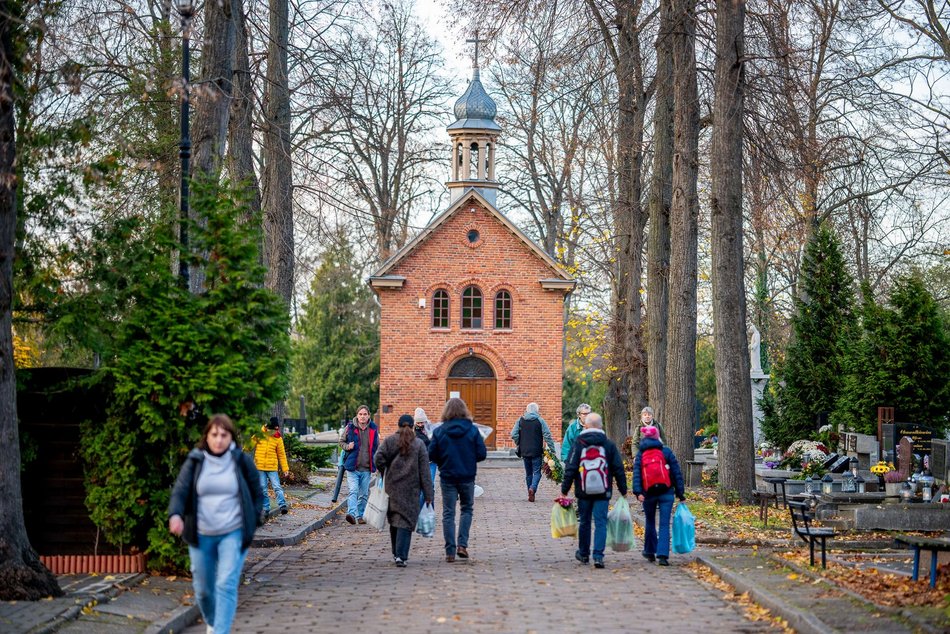 Łodzianie już na Starym Cmentarzu w Łodzi. Tak odwiedzają bliskich