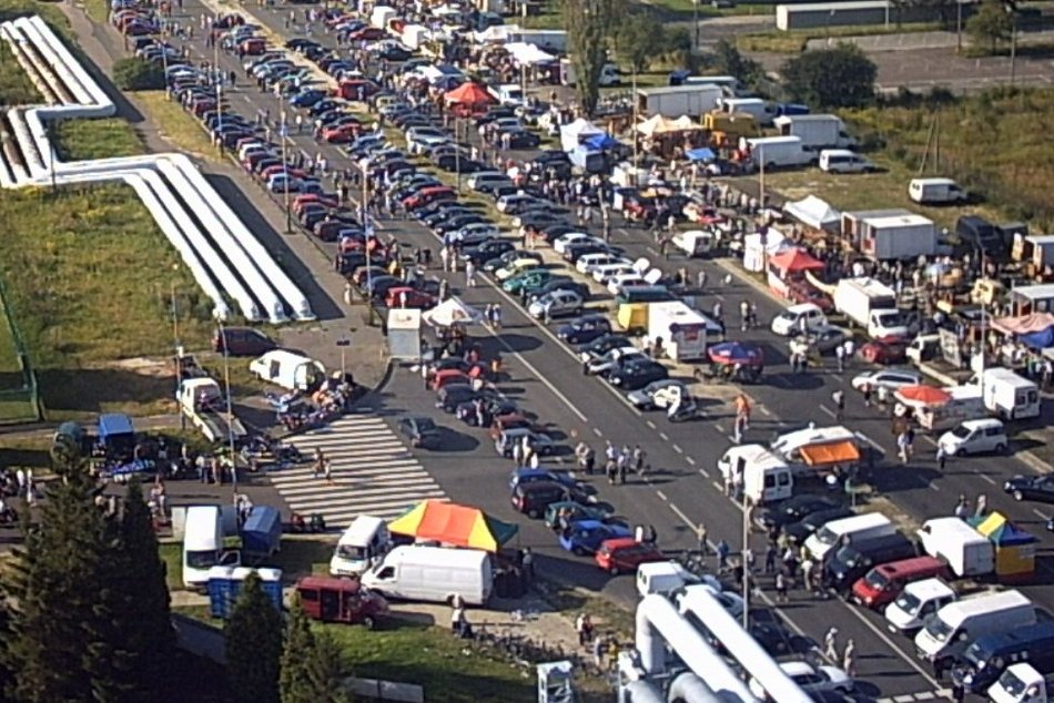 Jakie samochody można było zobaczyć w PRL w Łodzi? Sprawdź, ile trzeba było za nie zapłacić