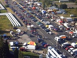 Jakie samochody można było zobaczyć w PRL w Łodzi? Sprawdź, ile trzeba było za nie zapłacić