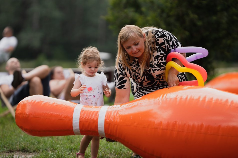 Chill na pikniku w Arturówku z okazji 602. Urodzin Łodzi. Alpaki, dmuchańce i bańki mydlane