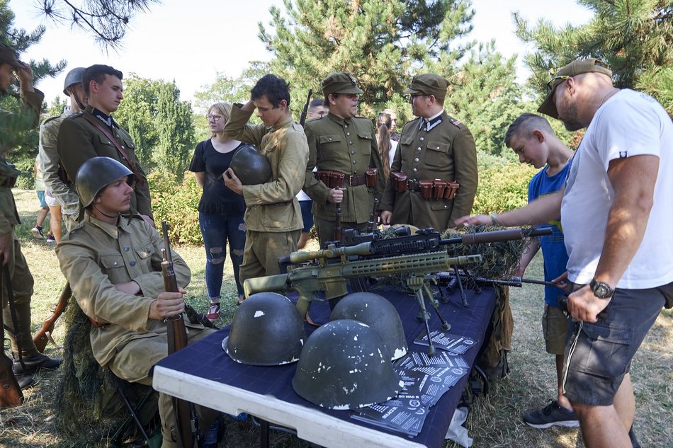 Piknik militarny w parku Helenów