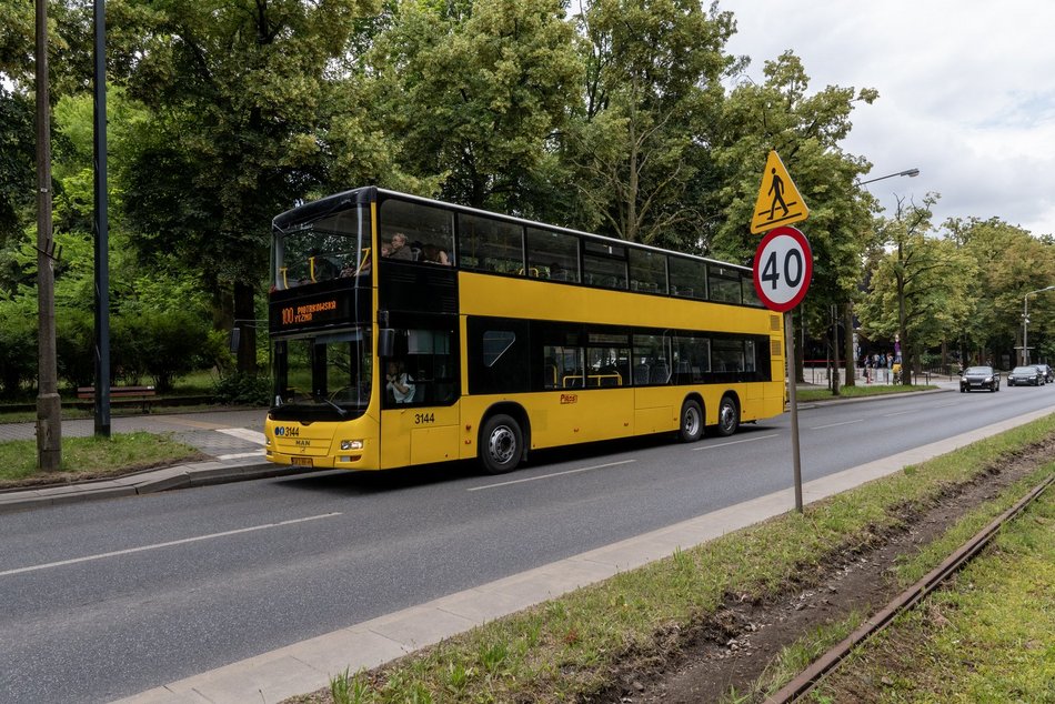 Piętrowy, żółty autobus na ulicach Łodzi