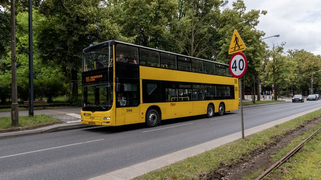 Piętrowy, żółty autobus na ulicach Łodzi. I Ty możesz się nim przejechać! [ZDJĘCIA]
