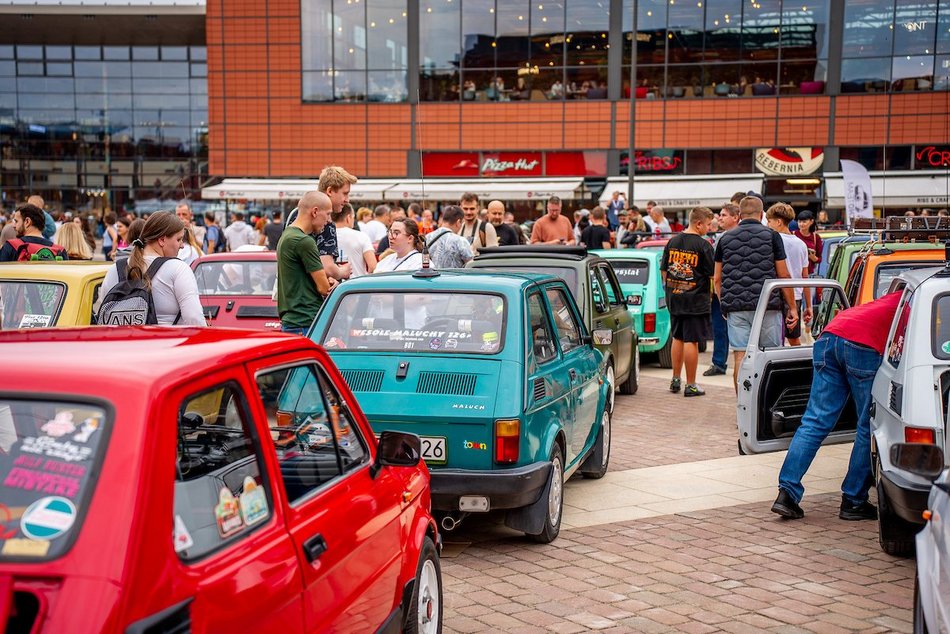 Łódź. Parada maluchów w Manufakturze! Kultowe fiaty 126p ciągle w modzie