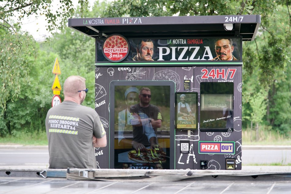 Pierwszy automat z pizzą w Łodzi stanął na Retkini