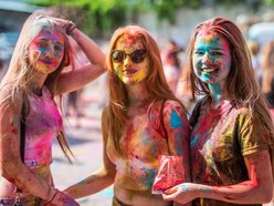 ludzie obrzuceni kolorowym proszkiem