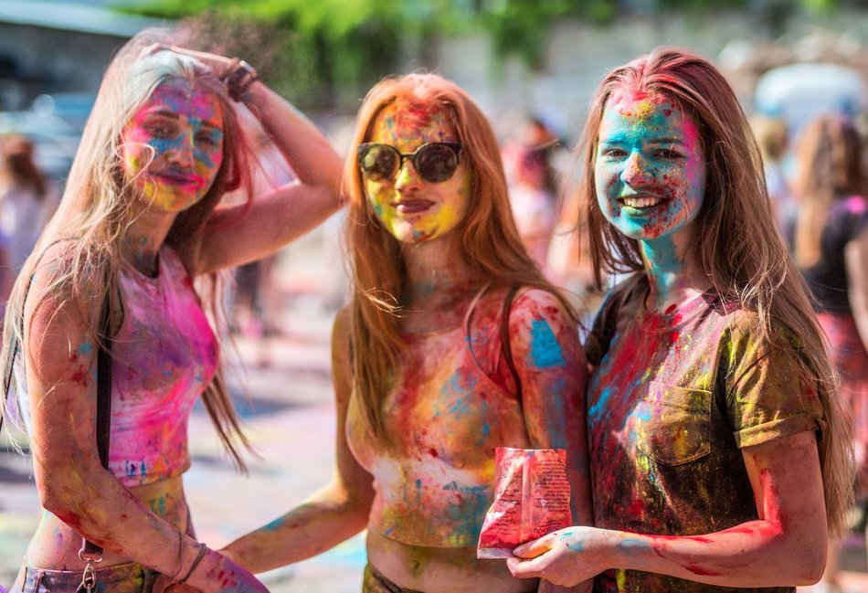 ludzie obrzuceni kolorowym proszkiem