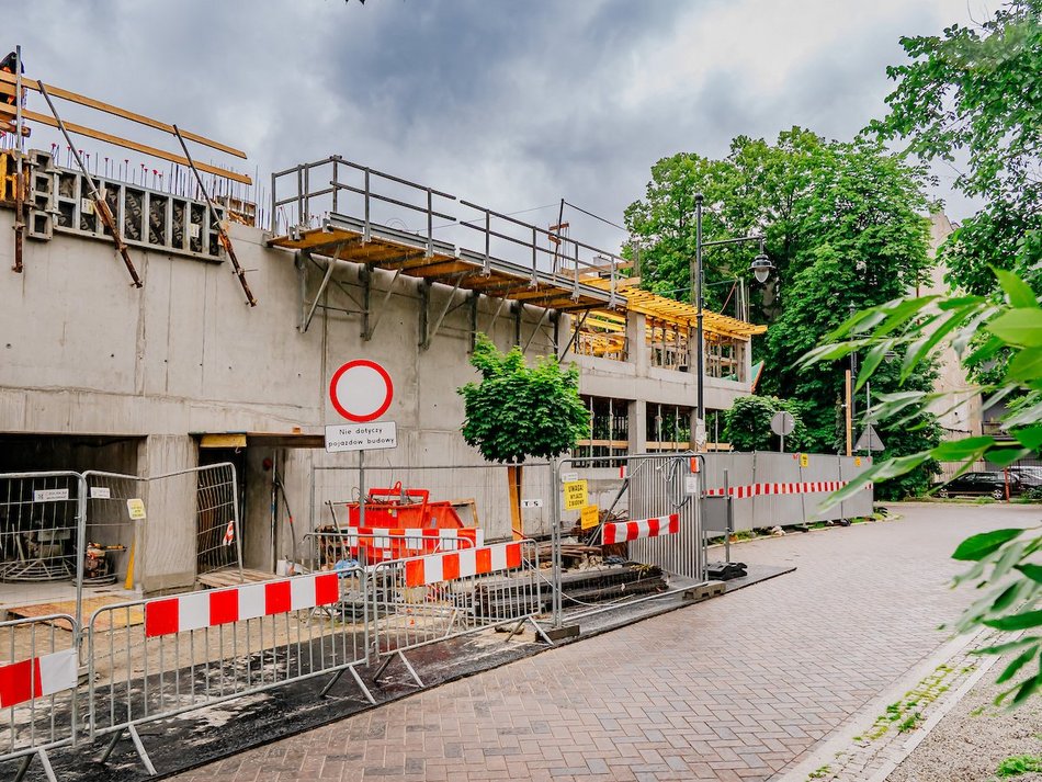 Łódź. Budowa parkingów wielopoziomowych w Łodzi. Zobacz, jak powstają kolejne piętra!