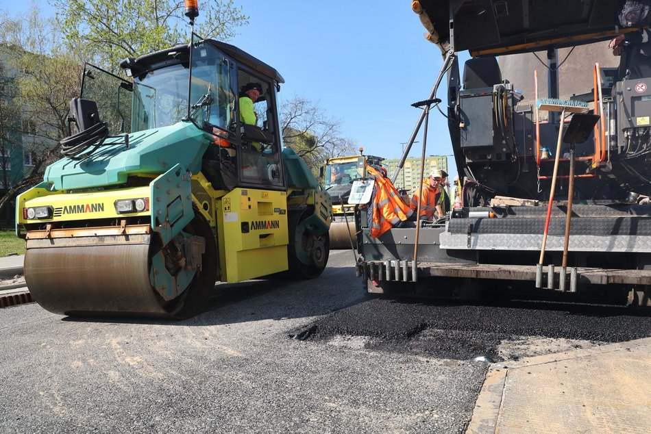 Łódź. Leją asfalt na Rondzie Broniewskiego w Łodzi! Remont Śmigłego-Rydza i Niższej zbliża się do końca!