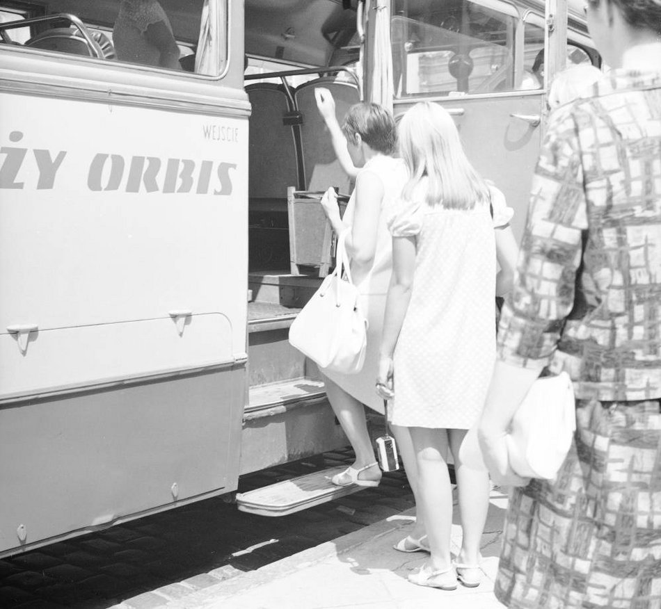 Długie kolejki symbolicznym obrazem lat 80. XX w. Jak było w Łodzi?