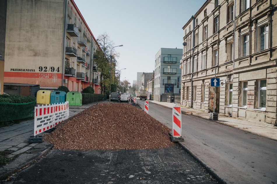 Remont Przędzalnianej w Łodzi nabrał tempa. Zerwali już połowę jezdni