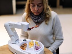 Łódź. Startup z Łodzi stworzył...karmiącego robota! Rozwiązanie wspiera osoby z niepełnosprawnościami!