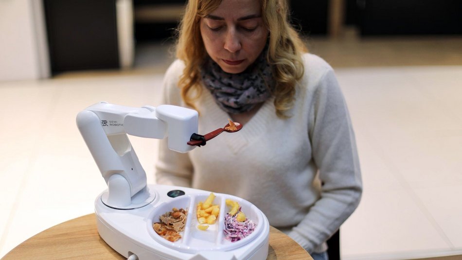 Łódź. Startup z Łodzi stworzył...karmiącego robota! Rozwiązanie wspiera osoby z niepełnosprawnościami!