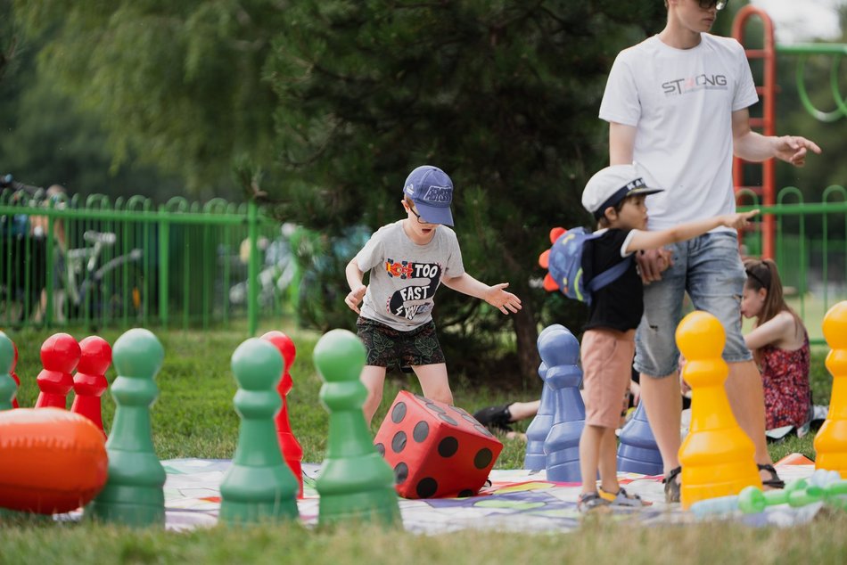 Chill na pikniku w Arturówku z okazji 602. Urodzin Łodzi. Alpaki, dmuchańce i bańki mydlane