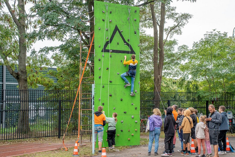 Łodzianie bawiący się na rodzinnym pikniku z okazji 600. Urodzin Łodzi
