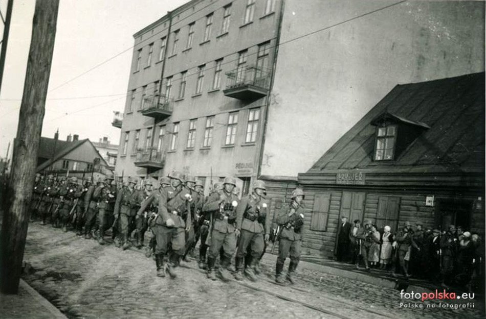 Żołnierze Wehrmachtu maszerujący dzisiejszą ulicą Wojska Polskiego. W tle kamienica pod numerem 78 - wrzesień 1939