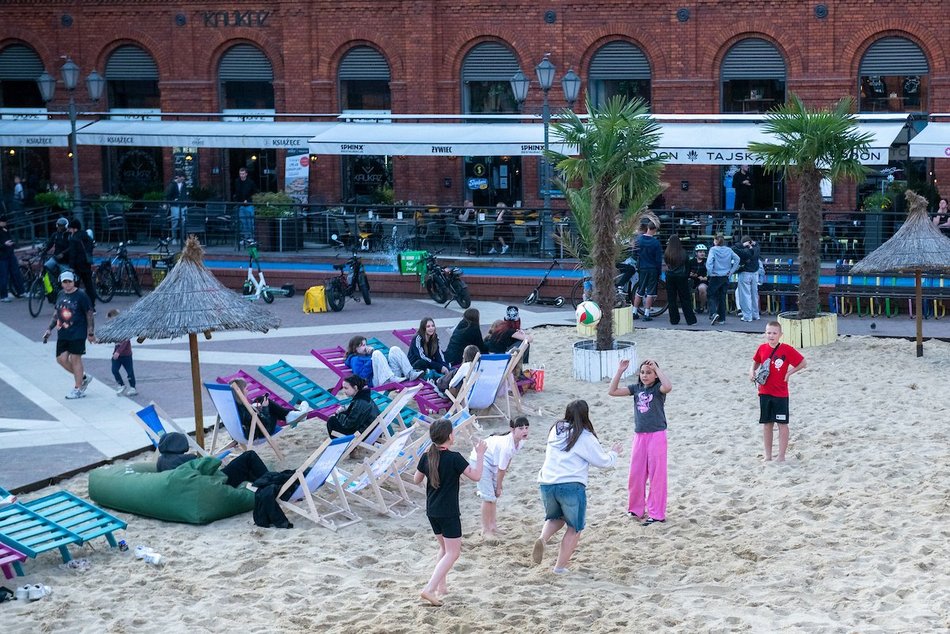 Łódź. Manufaktura otwiera sezon letni! Na rynku pojawiła się piaszczysta plaża