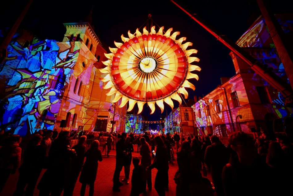 Wielkie słońce oświetla plac Wolności! Niezwykła atrakcja na Light Move Festival 2025 Łódź