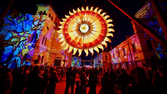 Wielkie słońce oświetla plac Wolności! Niezwykła atrakcja na Light Move Festival 2025 Łódź [ZDJĘCIA]