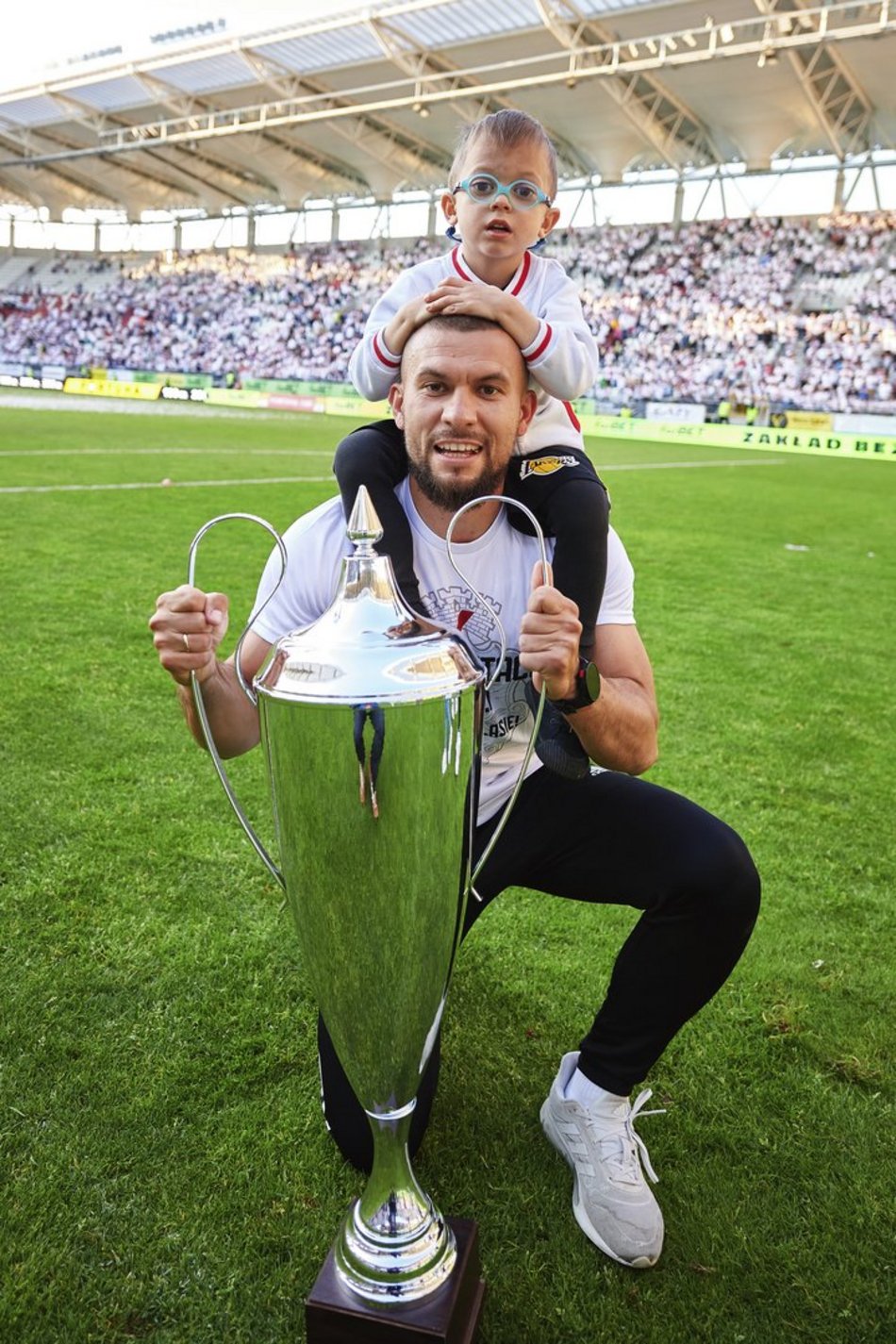 kibice i piłkarze świętują sukces