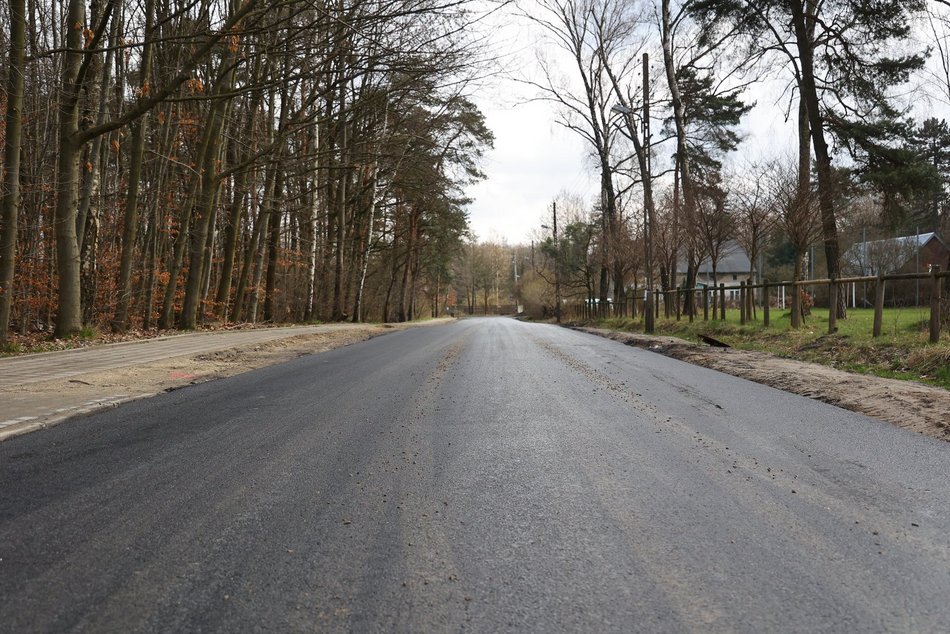 OSP Łagiewniki z nowym wozem strażackim i drogą prowadzącą do jednostki