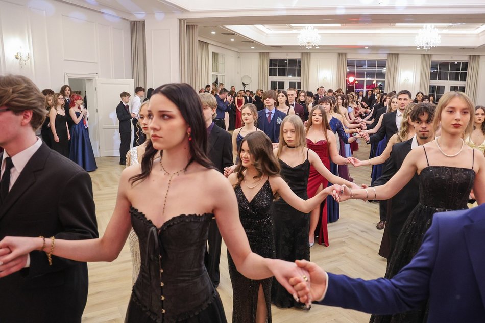 Łódź. Studniówka II LO w Łodzi. Wspaniali maturzyści świętowali w Pałacu Skotniki