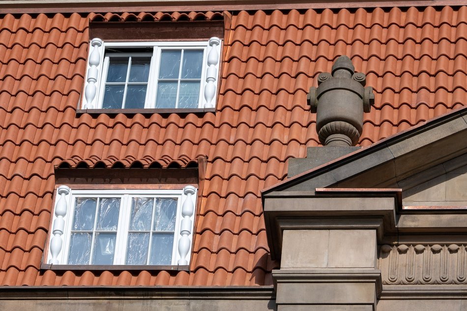 Łódź. Kamienica Siemensa w Łodzi odsłoniła elewację. Zegar, ażurowe balustrady, balkony i więcej