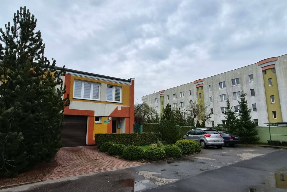 Łódź. Ukryte domki pomiędzy blokami w Łodzi. Niby Zarzew, a jak nadmorski kurort!