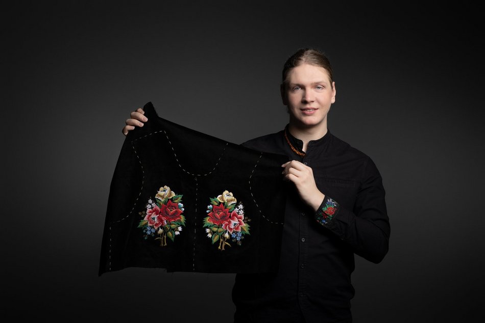 Student z Łodzi o pasji do haftowania. Piotr Pejski kocha tradycyjne rzemiosło!