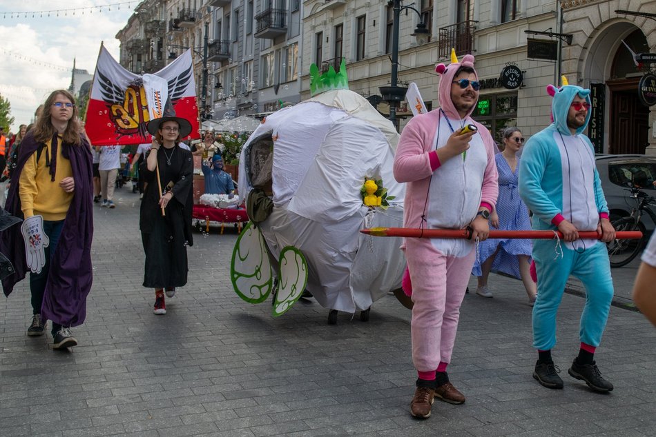 Łódź. Juwenalia 2025 w Łodzi. Kolorowy pochód studentów przeszedł Piotrkowską!