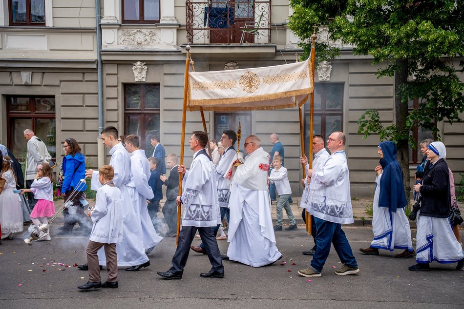 Łódź. Boże Ciało w Łodzi. Procesja z kościoła Matki Boskiej Zwycięskiej przeszła ulicami miasta