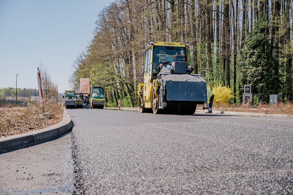 Łódź. Remont Szczecińskiej. Drogowcy kładą asfalt