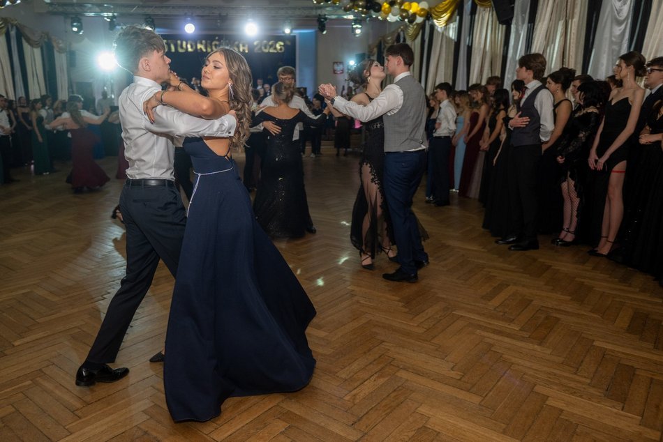 Łódź. Studniówka XXVI LO w Łodzi. Ależ oni zatańczyli... i jak pięknie wyglądali!