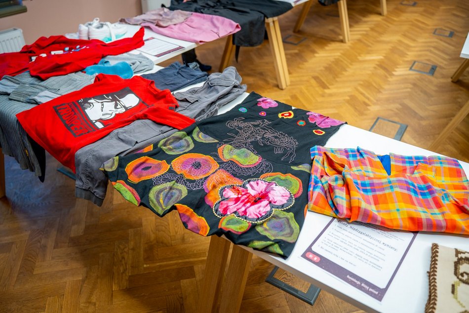 Łódź. Swap ubraniowy w Mediatece MeMo w Łodzi. Fani mody wymieniali się kosmicznymi strojami