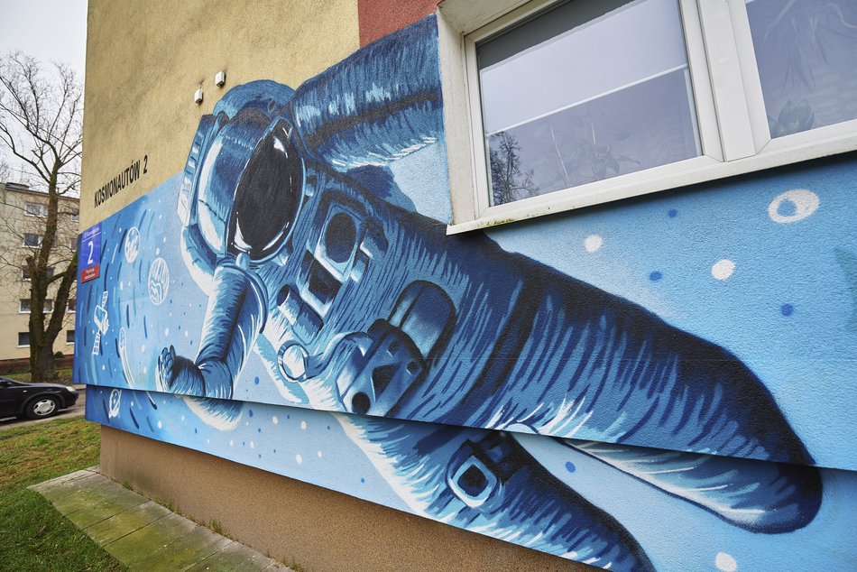 Mural kosmonauta na bloku przy ul. Kosmonautów 2
