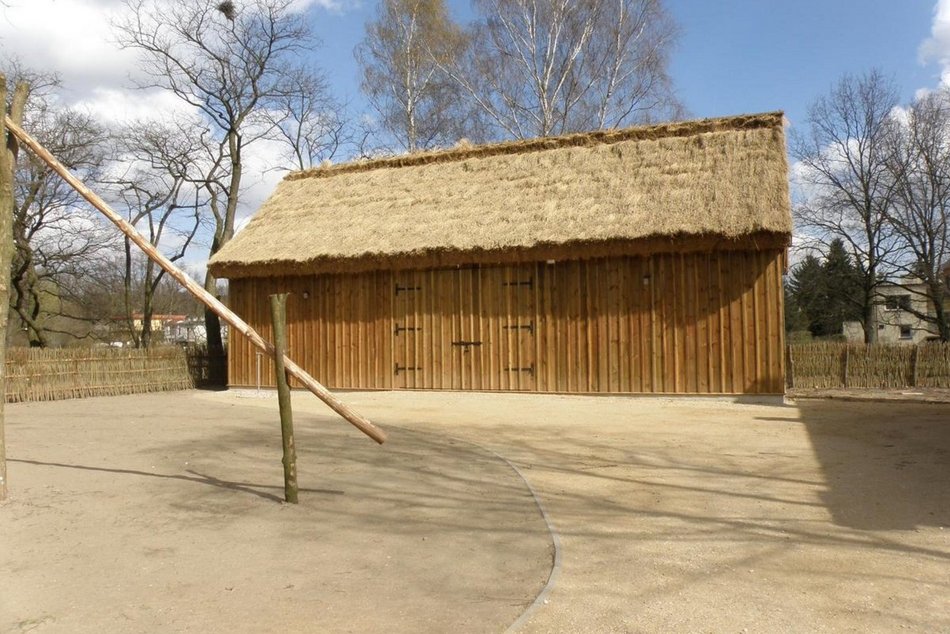 Skansen roślinny w Ogrodzie Botanicznym w Łodzi — drewniana stodoła
