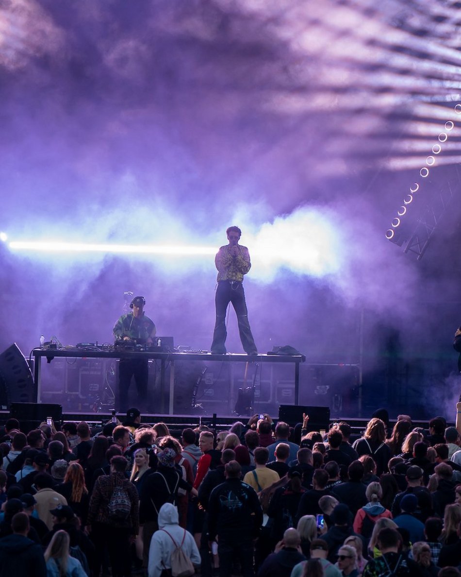 Łódź. Audioriver 2025 w Łodzi. Roztańczony tłum na pierwszym dniu festiwalu