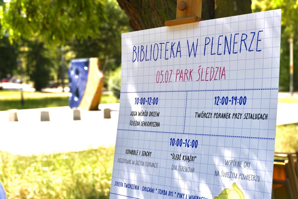 Łódź. Biblioteka w plenerze. Wyjątkowy cykl rozpoczęty w parku Staromiejskim w Łodzi